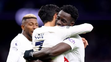 Davinson Sánchez celebrando el gol de Son el victoria de Tottenham 3-0 sobre Arsenal en partido pendiente de la fecha 22 de la Premier League.