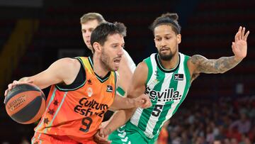 SEVILLA, 30/09/2022.- El base del Real Betis Jeremiah Hill (d) persigue al belga Sam Van Rossom, del Valencia Basket, durante el encuentro perteneciente a la primera jornada de la Liga Endesa disputado hoy viernes en el pabellón San Pablo de Sevilla. EFE/ Raúl Caro.
