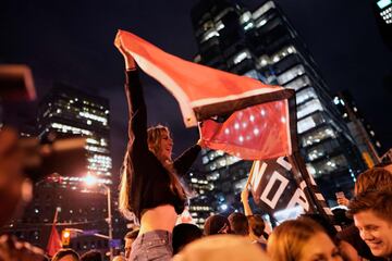 Los seguidores de Toronto Raptors salieron a las calles de la capital de la provincia de Ontario para celebrar por todo lo alto la consecución del anillo de la NBA tras derrotar en las finales a Golden State Warriors. 