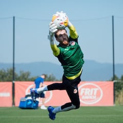Ortolá busca hacerse un hueco en la portería del Girona