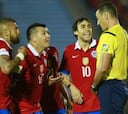 La FIFA sanciona con 4 partidos a Valdivia y con 2 a Vargas