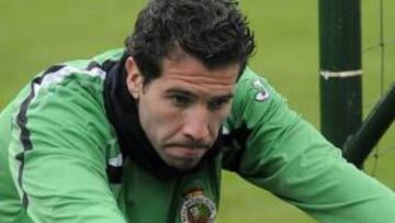 <b>BAJA.</b> El portero del Racing de Santander To?o ser¨¢ baja finalmente para el partido de ma?ana frente al Manchester City, tras confirmarse que sufre una peque?a rotura fibrilar en el gemelo izquierdo.
