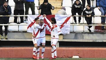 &Aacute;lex Moreno y Chori celebran un gol con De Tom&aacute;s.