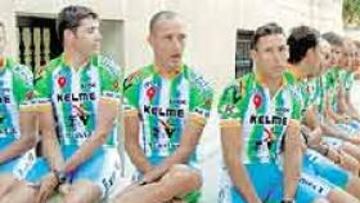 <b>TENSA ESPERA.</b> Los corredores del Kelme y su personal técnico y auxiliar (unas 40 personas) corren riesgo de quedarse en la calle.