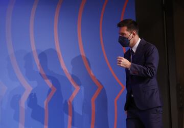 Messi llegando a la rueda de prensa.