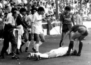 El jugador del Real Madrid, Jorge Valdano, se duele en el suelo del Sadar tras recibir el impacto de lo que el argentino definió como una "castaña". En el mismo partido, Gallego, tuvo que ser atendido por el golpe de un tornillo lanzado desde la grada. 
 