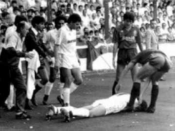 El jugador del Real Madrid, Jorge Valdano, se duele en el suelo del Sadar tras recibir el impacto de lo que el argentino definió como una "castaña". En el mismo partido, Gallego, tuvo que ser atendido por el golpe de un tornillo lanzado desde la grada. 
 