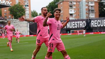 MADRID, 21/05/2023.- El centrocampista del Espanyol Nico Melamed (d) celebra con su compañero Sergi Dader (i) tras marcar el 1-2 durante el partido de la jornada 35 de LaLiga Santander entre el Rayo Vallecano y el RCD Espanyol, este domingo en el estadio de Vallecas. EFE/ Rodrigo Jiménez
