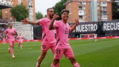 MADRID, 21/05/2023.- El centrocampista del Espanyol Nico Melamed (d) celebra con su compañero Sergi Dader (i) tras marcar el 1-2 durante el partido de la jornada 35 de LaLiga Santander entre el Rayo Vallecano y el RCD Espanyol, este domingo en el estadio de Vallecas. EFE/ Rodrigo Jiménez
