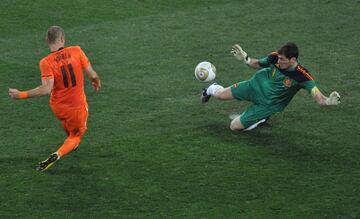 En el minuto 61, Sneijder mete un balón en profundidad a Robben, que se deshace de Puyol. El holandés encara a Casillas y dispara. El portero español, venciéndose hacia su lado izquierdo, saca el pie derecho para mandar el balón a saque de esquina. Fue la mejor ocasión de los holandeses. Fue la mejor intervención del guardameta madrileño.