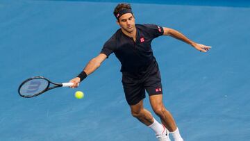 Roger Federer of Switzerland hits a return against Stefanos Tsitsipas of Greece during their men&#039;s singles match on day six of the Hopman Cup tennis tournament in Perth on January 3, 2019. (Photo by TONY ASHBY / AFP) / -- IMAGE RESTRICTED TO EDITORIAL USE - STRICTLY NO COMMERCIAL USE --