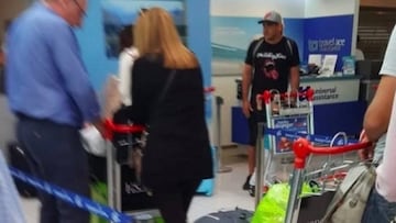 El ultra de Boca Juniors deportado, Maxi Mazzaro, en el aeropuerto.