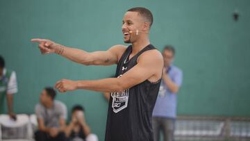 GUANGZHOU, CHINA - SEPTEMBER 03:  Stephen Curry of the Golden State Warriors meets fans at South China Agricultural University on September 3, 2016 in Guangzhou, China.  (Photo by VCG/VCG via Getty Images)