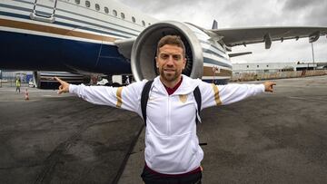 El Papu G&oacute;mez posa para As en la pista de aterrizaje del aeropuerto de Lille, con el avi&oacute;n del Sevilla. El argentino vuelve a una lista.