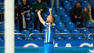 Lucas Pérez, celebrando uno de sus dos goles a la Real Sociedad B.