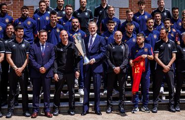 El rey Felipe VI sostiene el trofeo de la Nations League junto a la expedición que salió campeona del torneo continental.