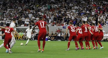 Rodrygo se dispone a lanzar la falta con la que marc&oacute; su golazo por la escuadra al Bayern.