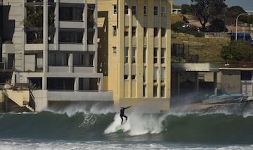 Un surfero tomando una ola en Bondi Beach en Sydney