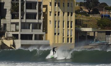 Un surfero tomando una ola en Bondi Beach en Sydney