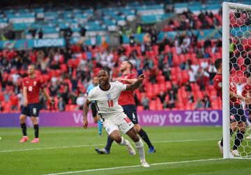 0-1. Raheem Sterling celebra el primer gol.