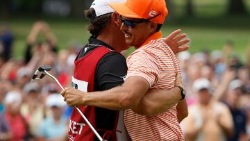 DETROIT, MICHIGAN - JULY 02: Rickie Fowler of the United States celebrates with his caddie, Ricky Romano, on the 18th green after winning on the first playoff hole during the final round of the Rocket Mortgage Classic at Detroit Golf Club on July 02, 2023 in Detroit, Michigan.   Cliff Hawkins/Getty Images/AFP (Photo by Cliff Hawkins / GETTY IMAGES NORTH AMERICA / Getty Images via AFP)
