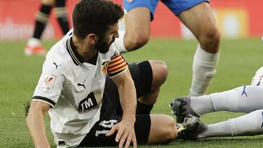 VALENCIA, 20/05/2024.-El lateral izquierdo del Valencia José Luis Gayà durante el partido de Liga disputado este domingo ante el Girona. Gayá está pendiente de una resonancia que confirme el alcance de las molestias producidas este domingo tras resentirse de la rotura muscular en el cuádriceps derecho que le hizo estar fuera de los terrenos de juego durante dos meses. A una semana de la lista que ofrecerá Luis de la Fuente para comunicar los 26 futbolistas convocados para la Eurocopa, Gayà salió como suplente en el minuto 61 sustituyendo al turco Cenk Ozkacar, pero apenas once minutos después, tuvo que ser cambiado por André Almeida mientras el lateral se iba directo al túnel de vestuarios, momento en el que propinó un puñetazo al monitor del VAR fruto de la frustración. EFE/ Manuel Bruque