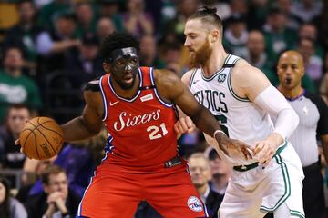 Aron Baynes y Embiid.