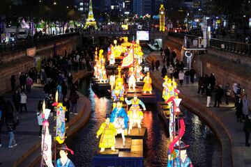 La gente camina junto a linternas durante la Fiesta de Invierno de Sel 2024 en la vspera de Navidad en el arroyo Cheonggye en Sel, Corea del Sur.