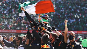 ¡Una fiesta! Así celebró Red Bull y 'Checo' su podio en México
