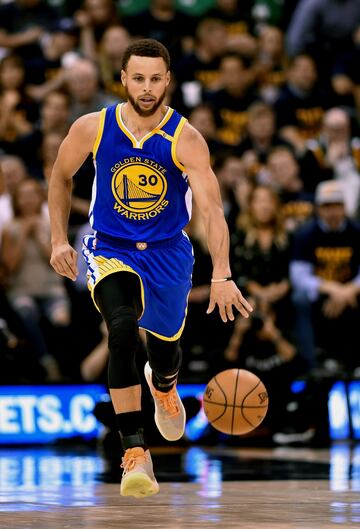 La temporada pasada los Golden State Warriors batieron todos los récords y la mayor parte de la culpa fue de Stephen Curry. El base fue campeón de la NBa y este año, con Durant a su lado, tienen muchas opciones de repetir. Es hijo de  un exjugador, Dell C