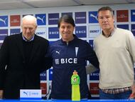 Futbol, Presentacion del entrenador Daniel Garnero.
Daniel Garnero es presentado como nuevo entrenador de Universidad Catolica, acompanado del Presidente de Cruzados y el Gerente deportivo, Santiago, Chile.
17/06/2025
Javier Salvo/Photosport
Football, Presentation of the head coach Daniel Garnero.
Daniel Garnero is presented like the new head coach of Universidad Catolica, accompanied by the President of Cruzados and the Sports Manager.
Santiago, Chile.
17/06/2025
Javier Salvo/Photosport