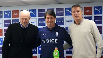 Futbol, Presentacion del entrenador Daniel Garnero.
Daniel Garnero es presentado como nuevo entrenador de Universidad Catolica, acompanado del Presidente de Cruzados y el Gerente deportivo, Santiago, Chile.
17/06/2025
Javier Salvo/Photosport
Football, Presentation of the head coach Daniel Garnero.
Daniel Garnero is presented like the new head coach of Universidad Catolica, accompanied by the President of Cruzados and the Sports Manager.
Santiago, Chile.
17/06/2025
Javier Salvo/Photosport