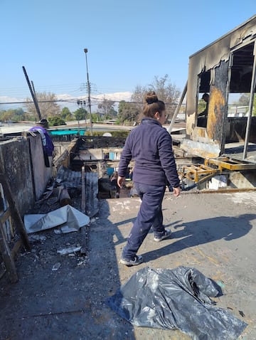 La madre de Johan Jeldes trabajando para remover los escombros de su casa.