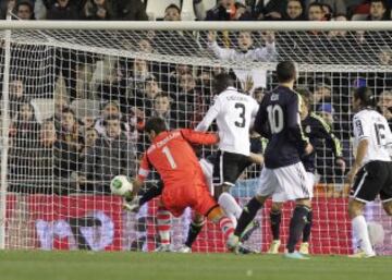 El 23 de enero de 2013, en el transcurso del partido de vuelta de los cuartos de final de Copa del Rey ante al Valencia CF, su compañero Álvaro Arbeloa, le propinó una patada involuntaria en su mano izquierda, que le produjo una fractura.37 Este percance supuso que causara baja durante dos meses y medio.