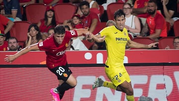 Real Mallorca's Uruguayan defender #20 Giovanni Gonzalez vies with Villarreal's Spanish defender #24 Alfonso Pedraza during the Spanish Liga football match between RCD Mallorca and Villarreal CF at the Mallorca Son Moix stadium in Palma de Mallorca on August 18, 2023. (Photo by JAIME REINA / AFP)