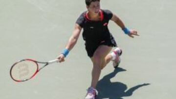 Carla Suarez se lanza hacia la pelota en la final del torneo de Miami que la enfrentó con la estadounidense Serena Williams.