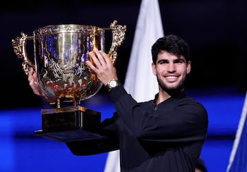 Carlos Alcaraz posa con el trofeo del Open de China. 