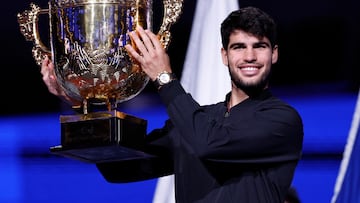 Carlos Alcaraz, con el trofeo de campeón del China Open.