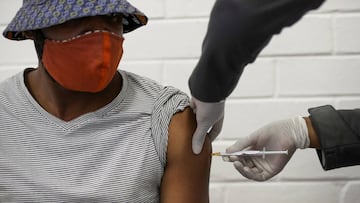 A volunteer receives an injection from a medical worker during the country&#039;s first human clinical trial for a potential vaccine against the novel coronavirus, at Baragwanath Hospital in Soweto, South Africa, June 24, 2020. REUTERS/Siphiwe Sibeko