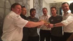 Brown, Hasegawa, Alonso, Neale, Vandoorne y Boullier brindan en Abu Dhabi por la despedida de McLaren y Honda.