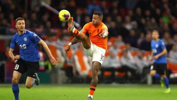 AMSTERDAM, NETHERLANDS - NOVEMBER 19: Memphis Depay of The Netherlands controls the ball under pressure from Karol Mets of Estonia during the UEFA Euro 2020 Qualifier between The Netherlands and Estonia on November 19, 2019 in Amsterdam, Netherlands. (Ph