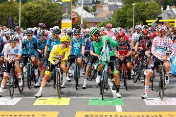 Tadej Pogacar y Julian Alaphilippe antes del inicio de la segunda etapa del Tour de Francia 2021. 