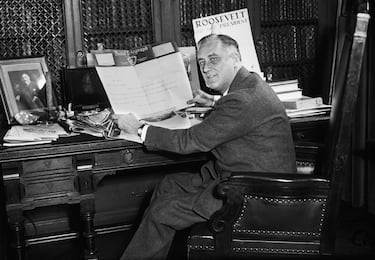 Tras ganar las elecciones del 8 de noviembre de 1932, Franklin Delano Roosevelt asumió la presidencia el 4 de marzo de 1933. Su histórica inauguración, con la icónica frase “lo único que debemos temer es al miedo mismo”, dio inicio al New Deal, una estrategia económica que consistía en estimular el gasto público mediante la inversión en infraestructuras públicas. Durante sus primeros años se ejecutaron diversos proyectos como hidroeléctricas, carreteras, escuelas y en general todo tipo de obras públicas, modernizando significativamente el país.