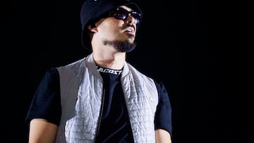 La artista granadino Dellafuente sobre el escenario del Puro Latino Fest, a 30 de junio de 2023, en Sevilla, (Andalucía, España). La nueva edición de Puro Latino Sevilla Fest, que se celebrar los días 29 y 30 de junio y 1 de julio en la capital andaluza, cierra su espectacular cartel con dos incorporaciones de auténtico lujo: Myke Towers y Tokischa. Una pareja de artistas de ensueño que se unen a los ya confirmados J Balvin, Maluma, Nicky Jam, Dellafuente, Eladio Carrión, Emilia, Gente de Zona, Juan Magán, Jowell & Randy, Manuel Turizo, Mora, Morad, Ñengo Flow, Omar Montes, Rvfv y Saiko, además de las sesiones de djs como Álex Martini, Alvama Ice, Ballesteros DJ y José de las Heras.