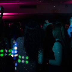 Un pub encierra a sus clientes hasta las seis de la mañana tras celebrar una fiesta ilegal