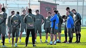 <b>CHARLA PREVIA. </b>Una vez más, Mendilibar mantuvo ayer sobre el césped una conversación con sus hombres para aclarar conceptos.