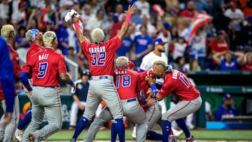 Miami (United States), 15/03/2023.- Players of Puerto Rico celebrate during the 2023 World Baseball Classic Pool D match between the Dominican Republic and Puerto Rico at LoanDepot Park baseball stadium in Miami, Florida, USA, 15 March 2023. (República Dominicana, Estados Unidos) EFE/EPA/CRISTOBAL HERRERA-ULASHKEVICH
