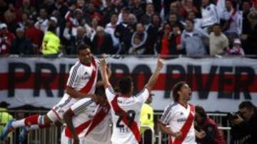 Cavenaghi celebrando un gol