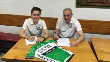 El ciclista guipuzcoano Jon Irisarri firma su nuevo contrato como profesional con el equipo Caja Rural.