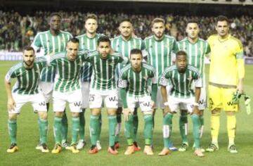 El once inicial del Betis. De pie: N'Diaye, Wolfswinkel, Vargas, Pezzella, Bruno y Adán. Agachados: Montoya, Kadir, Petros, Rubén Castro y Musonda.